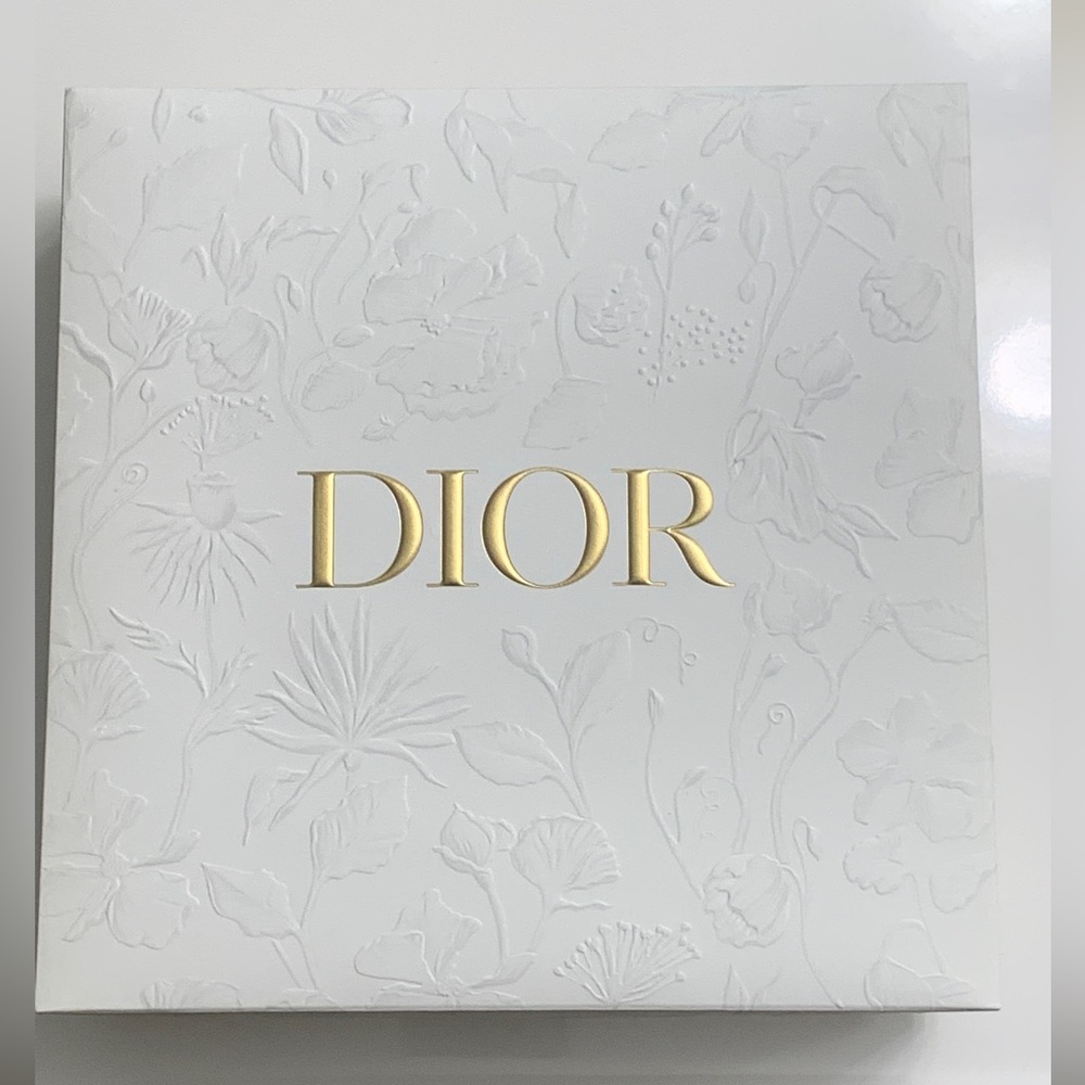 DIOR Box with Ribbon and Tissue Paper - Picture 2 of 6